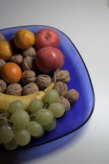 Obstschale, Obst, Nüsse, gesund, Weintrauben, Bananen, Mandarinen, Walnüsse, Äpfel, blaue schale,  Früchte, Fruchtschale