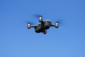 Fototapeta na wymiar Drohne im Flug vor blauem Himmel