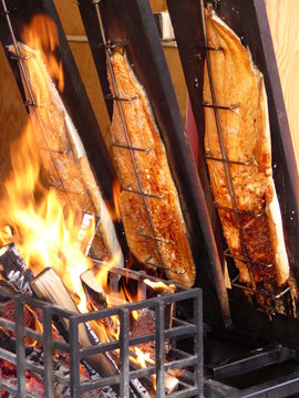 Flammlachs am Feuer