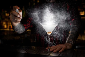 Foto op Plexiglas Barman spraying with essence to a Dirty Martini cocktail © fesenko