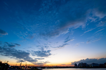 秋の橋と川と夕焼け