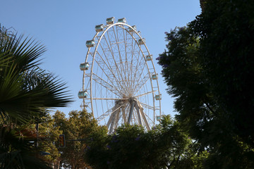 Fototapeta premium ferris wheel in the park against blue sky