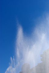 青空に放水の水しぶき