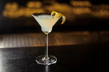 Photo sur Aluminium Cocktail White Lady cocktail decorated with orange zest