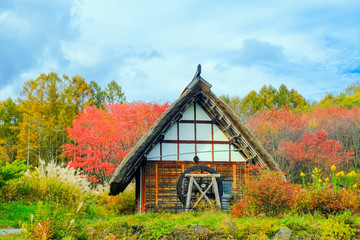 Fototapeta na wymiar 紅葉と山里の水車小屋