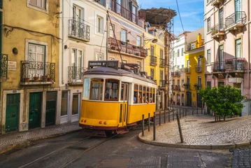 Fotobehang tram op lijn 28 in lissabon, portugal © Richie Chan