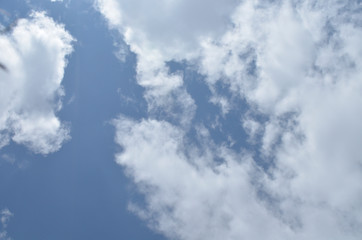 Nube en cielo azul