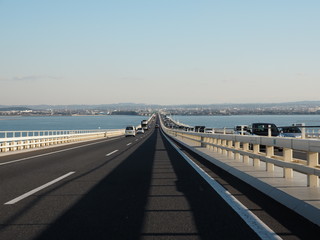 両側が海の道路