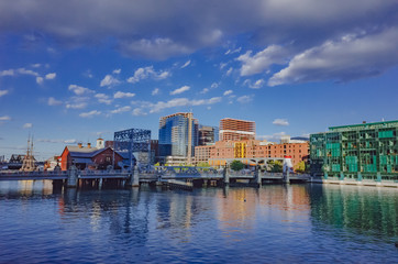 Obraz premium Houses and building over Fort Point Channel in downtown Boston, USA