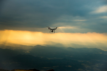 Fototapeta na wymiar 鳥取県大山の頂上にてドローンを飛ばして撮影、雲間より光が射す。