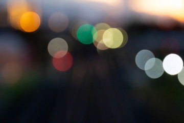 夕暮れ時に遠くに見える、カラフルなボケた光