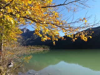 Traumhafter See in den Alpen im Herbst (Leopoldsteinersee)