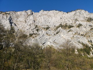 Traumhafter See in den Alpen im Herbst (Leopoldsteinersee)