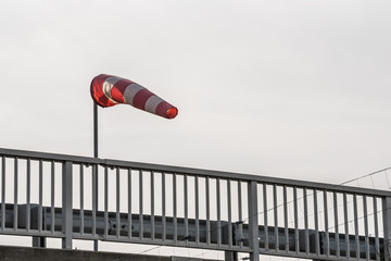 Windsack auf der Brücke