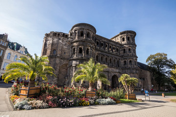 Obraz premium Trewir, Niemcy. Porta Nigra (łac. Czarna brama), duża rzymska brama miejska starożytnego miasta Augusta Treverorum. Miejsce światowego dziedzictwa od 1986 roku