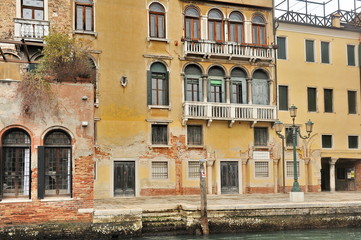 Fototapeta na wymiar The famous canals of Venice.