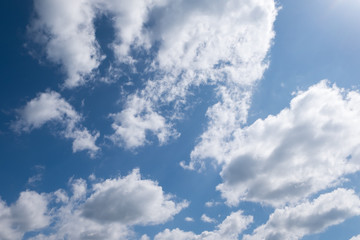 Obraz premium Clouds and blue skies in daylight.