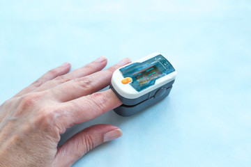 device for measuring the level of oxygen in the blood-pulse oximeter on the arm