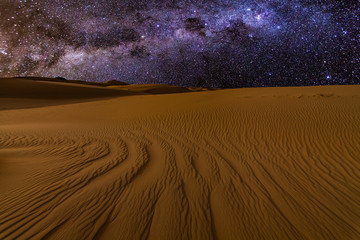 Amazing views of the Sahara desert under the night starry sky. - obrazy, fototapety, plakaty