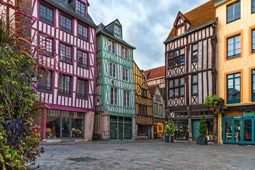 Foto op Aluminium middeleeuws plein met typische huizen in het oude centrum van Rouen, Normandië, Frankrijk © samael334