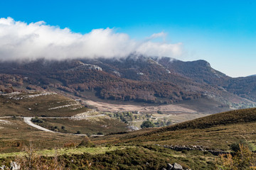 Obraz premium valley between mountains, green mountains of autumn