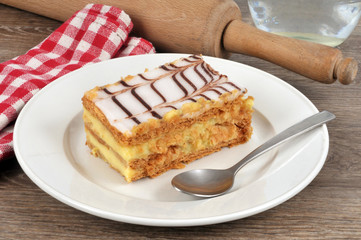 Mille-feuille dans une assiette 