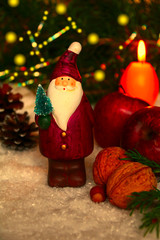  weihnachtsmann   äpfel nüsse und kerze  romantisch