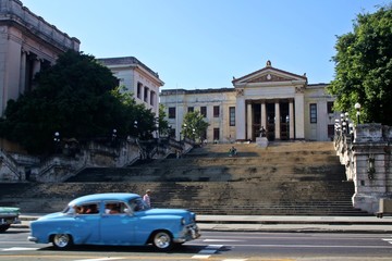 Universidad de la Habana y coche en movimiento.