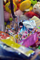 Greifarm eines Greifautomaten in Aktion UFO Catcher