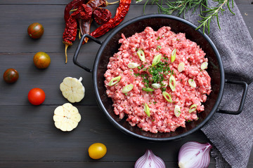 carne cruda di manzo o vitello sfondo tavolo di cucina grigio