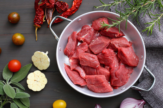 carne cruda di manzo o vitello sfondo tavolo di cucina grigio