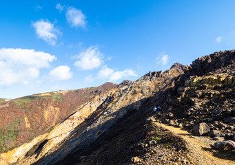 那須岳峰の茶屋跡避難小屋から朝日岳への登山道