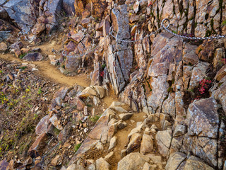 那須岳峰の茶屋跡避難小屋から朝日岳への登山道