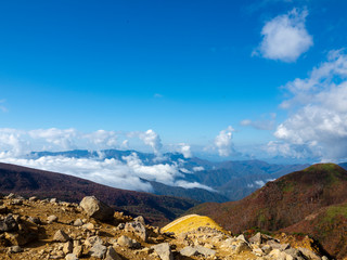 那須岳峰の茶屋跡避難小屋から朝日岳への登山道