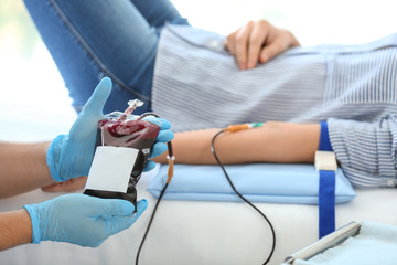 Obraz na płótnie Canvas Woman donating blood in hospital