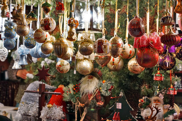 Weihnachtsschmuck an einem Stand am Nürnberger Christkindlesmarkt