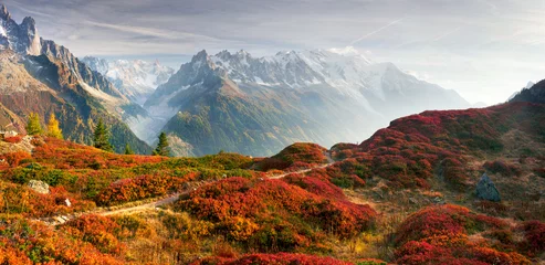 Fotobehang Rode herfst Chamonix in de Alpen © panaramka