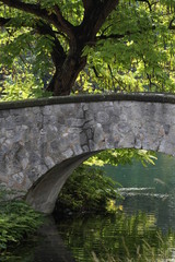Brücke aus Stein in einem Park in Ulm
