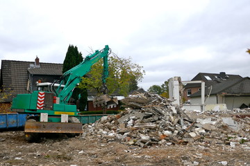 Demolition of a detached house, building rubble, rubble pile
