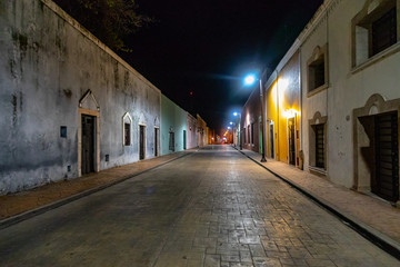 Fototapeta na wymiar Rue de nuit à Valladolid