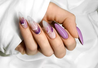 Foto op Plexiglas Handen met mooie vingernagels. Professionele manicure. © marcink3333