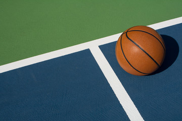 Naklejka premium Basketball rests on court