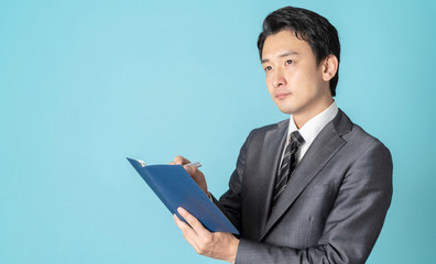 メモする男性