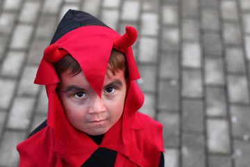 niño disfrazado de demonio con cuernos con cara de malo