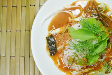 Thai rice noodles dressing curry with fresh vegetable on plate