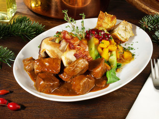 Hirschgulasch mit Steinpilze, Gemüse und Semmelknödel