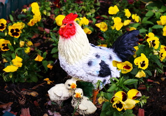 Курица в цветах. Фигурка в качестве ландшафтного дизайна