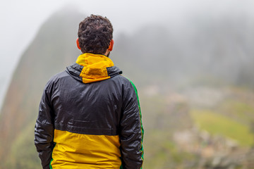 Homme de dos avec veste de pluie dans la nature