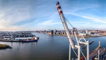 Luftaufnahme einer Containerbrücke im Hafen von Hamburg mit der Elbphilharmonie und Hafencity im Hintergrund