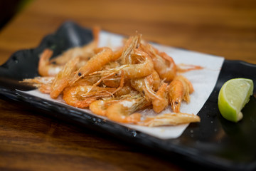 Fried mini shrimp (deep-fried) with lemon